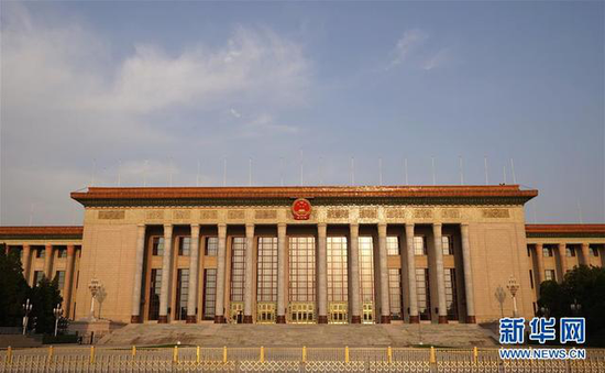 4月29日在北京天安门广场拍摄的人民大会堂。（图源：新华网）