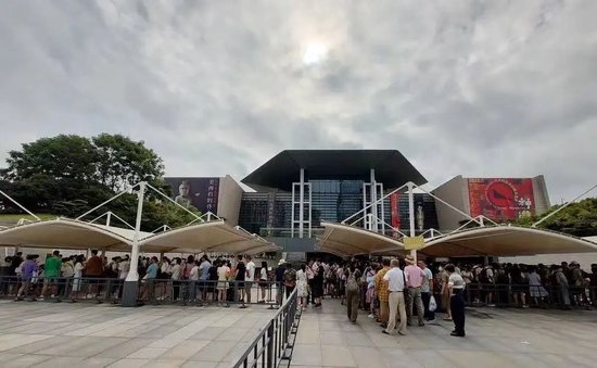 在湖南博物院前,游客有序排队