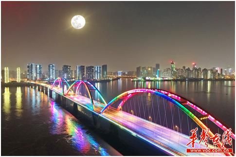 长沙市福元路大桥处，一轮“超级月亮”悬挂星城天空，装点了城市夜色，令人大饱眼福。 华声在线记者 李健 摄（资料图片）