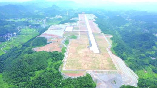 截至目前，湘西机场路基完成81%，桩基工程完成92.2%。图为建设现场。  通讯员 供图