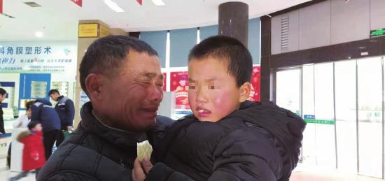 怀化爷孙没钱治病 “黑衣侠”主动相助