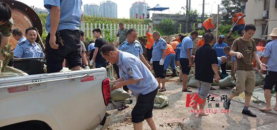 洪水倒灌西湖公园 望月湖街道27人小分队支援抢险