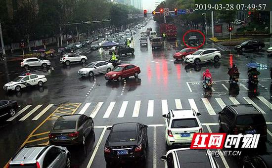 常德：挂临牌车辆闯红灯 交警现场处罚没商量