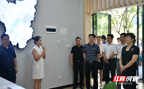与会人员在参观资兴市融媒体中心环境设施。