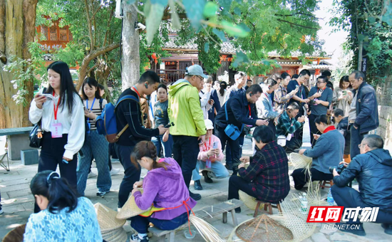 ▲10月28日,荆坪古村游人如织。