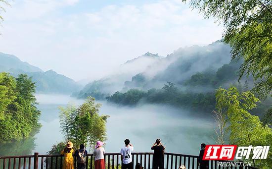 　　5月2日，小东江迎来今年第一场雾。