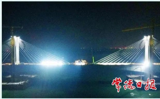 4月12日零时40分许，航拍常益长高铁沅江特大桥主跨合龙施工现场。