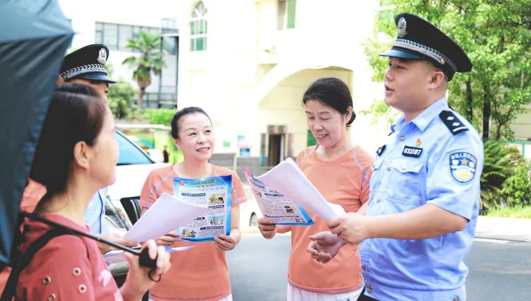 公安民警向群众开展法治宣传