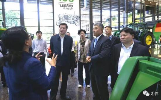 杜家毫一行在约翰迪尔总部考察。