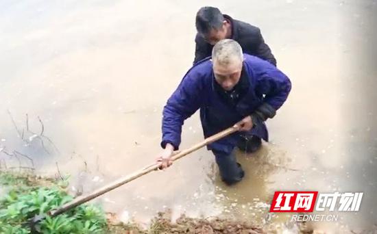 “衡阳群众”守护你 不识水性却跳进水塘将老人救起