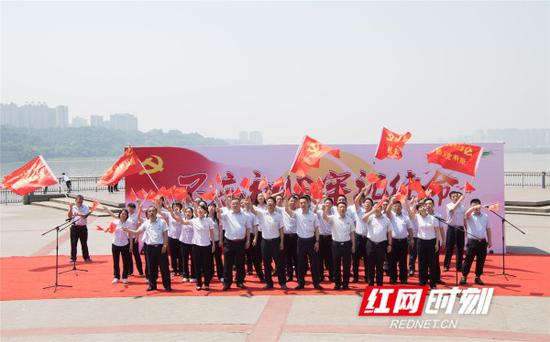 母亲节前夕 橘子洲头唱响爱国情