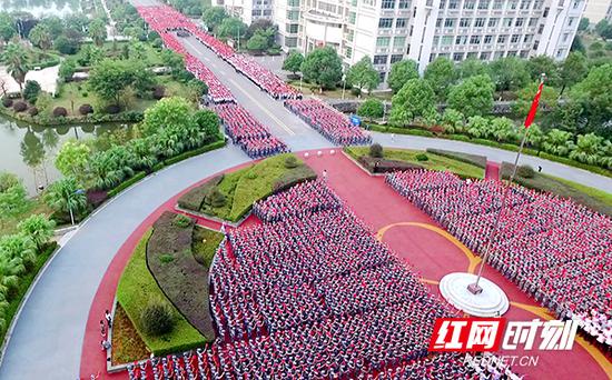 9月19日清晨，衡阳师范学院举行万人升旗仪式。傅毅飞/摄