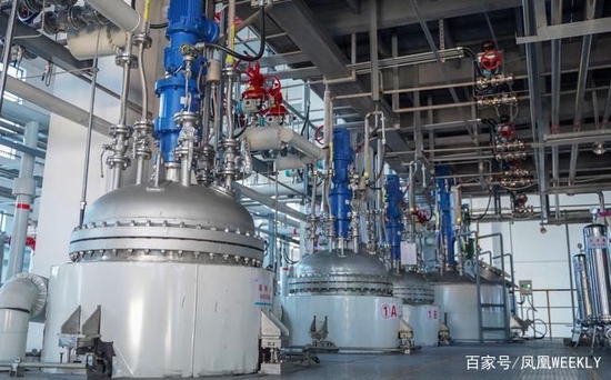 法恩莱特智能工厂的电解液自动化生产线正按照既定程序准确地进行