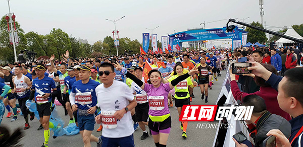 衡马激情开跑 1.5万名国际跑者跑进“最美赛道”