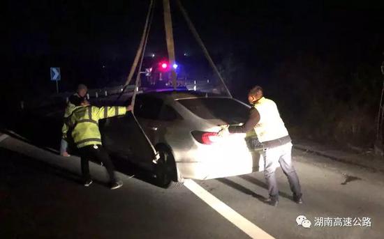 女司机高速上“花容失色” 原来是错把油门当刹车