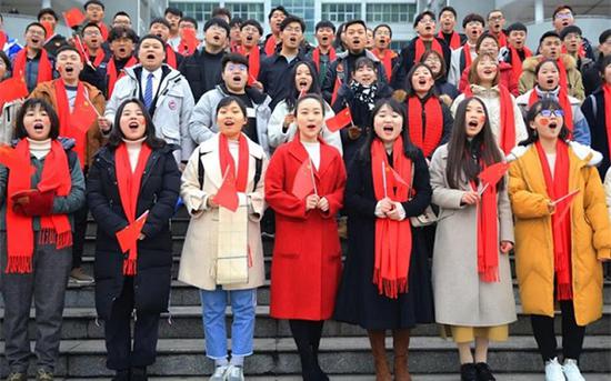 湖南衡阳：开学第一课万名师生齐唱我和我的祖国