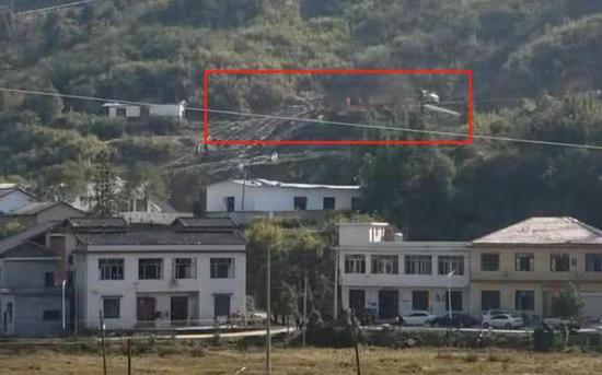  12月5日，事发现场（图中红框区域）有多名工作人员正在作业。新京报记者 张熙廷 摄