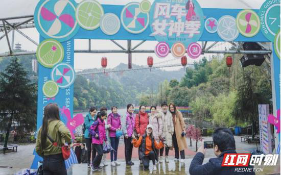 3月21日,石燕湖第五届“乘风破浪,蝶变女神”风车节暨女神季活动在石燕湖景区开幕