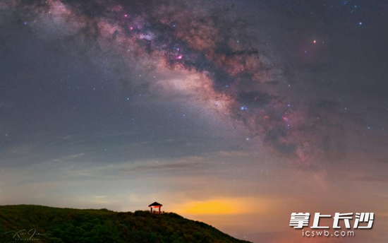 在浏阳大围山拍摄银河，让人产生手可摘星辰的错觉