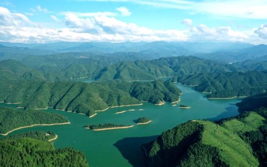 蓝天白云下的城步苗族自治县南山国家公园白云湖湿地景色壮美如画。严钦龙 摄