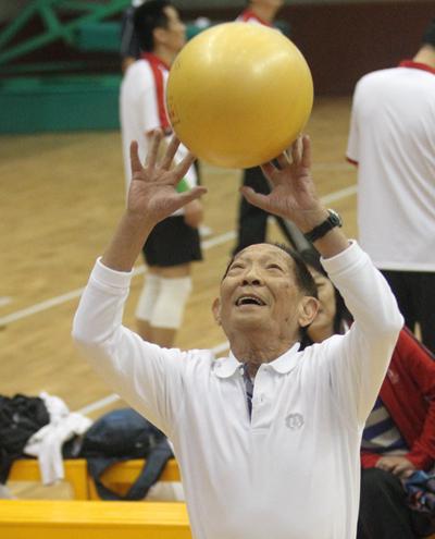 2010年，袁隆平在湖南农科院打气排球。王德璠/摄