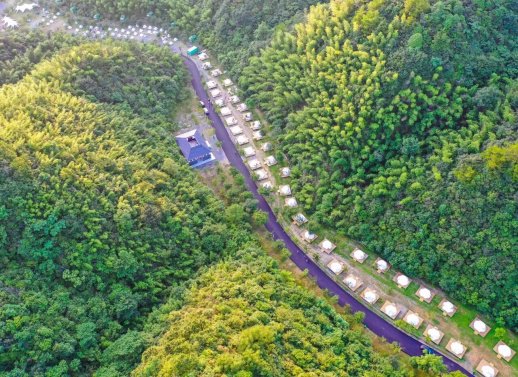 双牌阳明山国家森林公园，游客在万和湖帐篷露营基地休闲。图源：文旅湖南