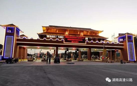 ▲改建后的麻阳收费站夜景。