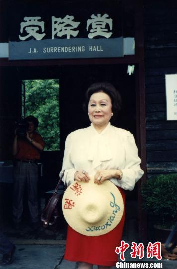 1994年，陈香梅在受降堂前拍照留念。　张智勇 摄