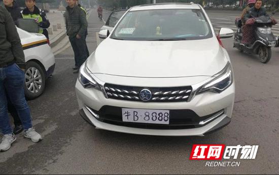 奇葩！衡阳车主手写“牛B”车牌上路