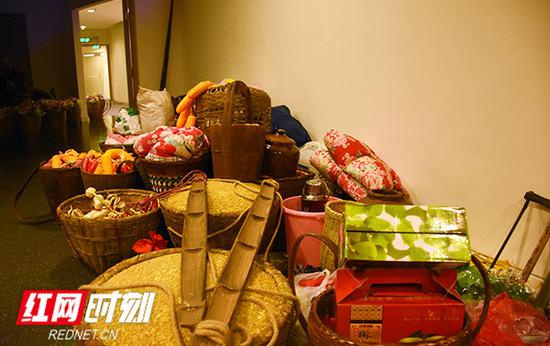 大竹筐、小背篓、花棉被……在长沙梅溪湖大剧院排练舞台背后的道具间里,摆满了各式各样的道具。