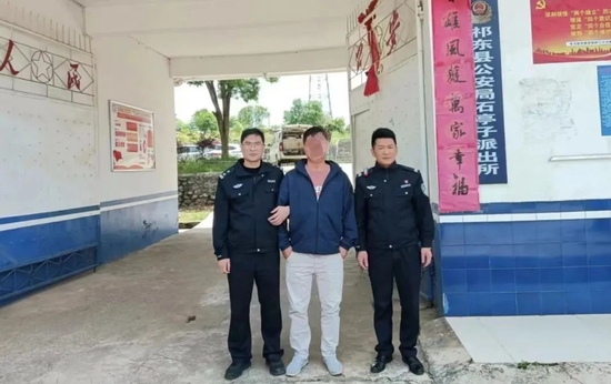 4月30日，祁东县公安局成功抓获辖区一名外省涉嫌敲诈勒索犯罪逃犯陈某。目前，犯罪嫌疑人陈某已移交陕西省佳县刑侦大队办理