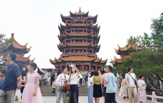 “五一”假期,来汉外地游客几乎必打卡黄鹤楼