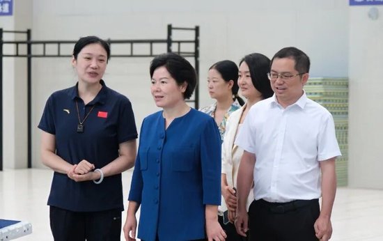 黄东红在县游泳馆调研场馆准备工作