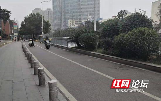 2020年11月30日,同样的路段,路面上的共享自行车消失不见了。(拍摄:@始于初心)