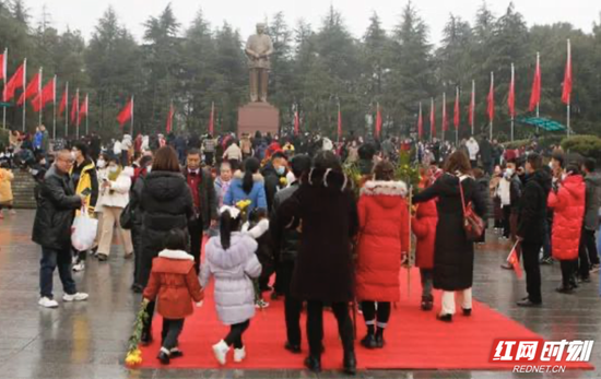 韶山毛泽东广场，许多游客大年初一来给毛主席拜年。