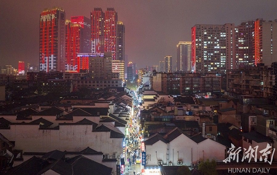 2月3日晚，长沙市天心区太平街人头攒动，热闹非凡。春节假期已过，长沙岳麓山、橘子洲、五一商圈等景区依然游人如织。很多游客避开春节假期旅游热潮，错峰出行游玩，“网红长沙”热度不减。湖南日报全媒体记者 辜鹏博 摄