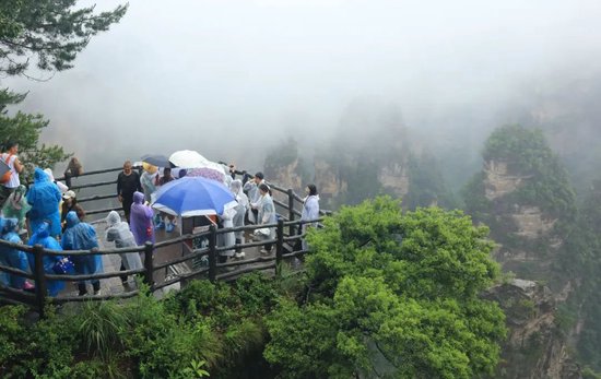 游人在张家界国家森林公园袁家界景区游览