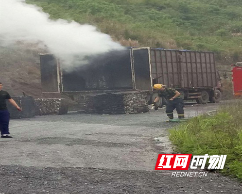 非法排污必被抓！男子在改装车厢焚烧废品被行拘10日