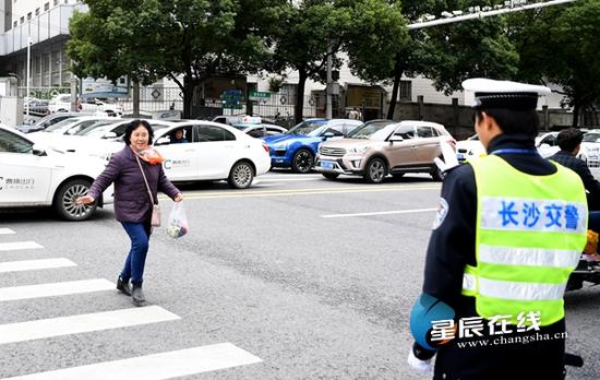 交警提醒，信号灯、斑马线是行人通过路口的交通标志，也是行人通过路口的安全保障。图片均由 星辰全媒体记者 陈诚 摄