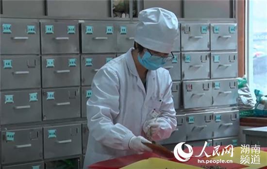 湖南省中医药研究院附属医院药房场景。李芳森 摄