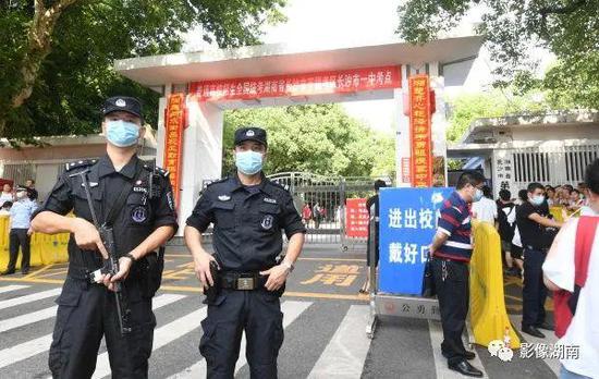 高考长沙市第一中学考点，两名特警全副武装在考点外执勤，为高考保驾护航。湖南日报记者田超 摄