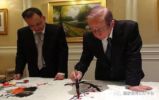 日本前首相福田康夫先生向君寿学习绘画
