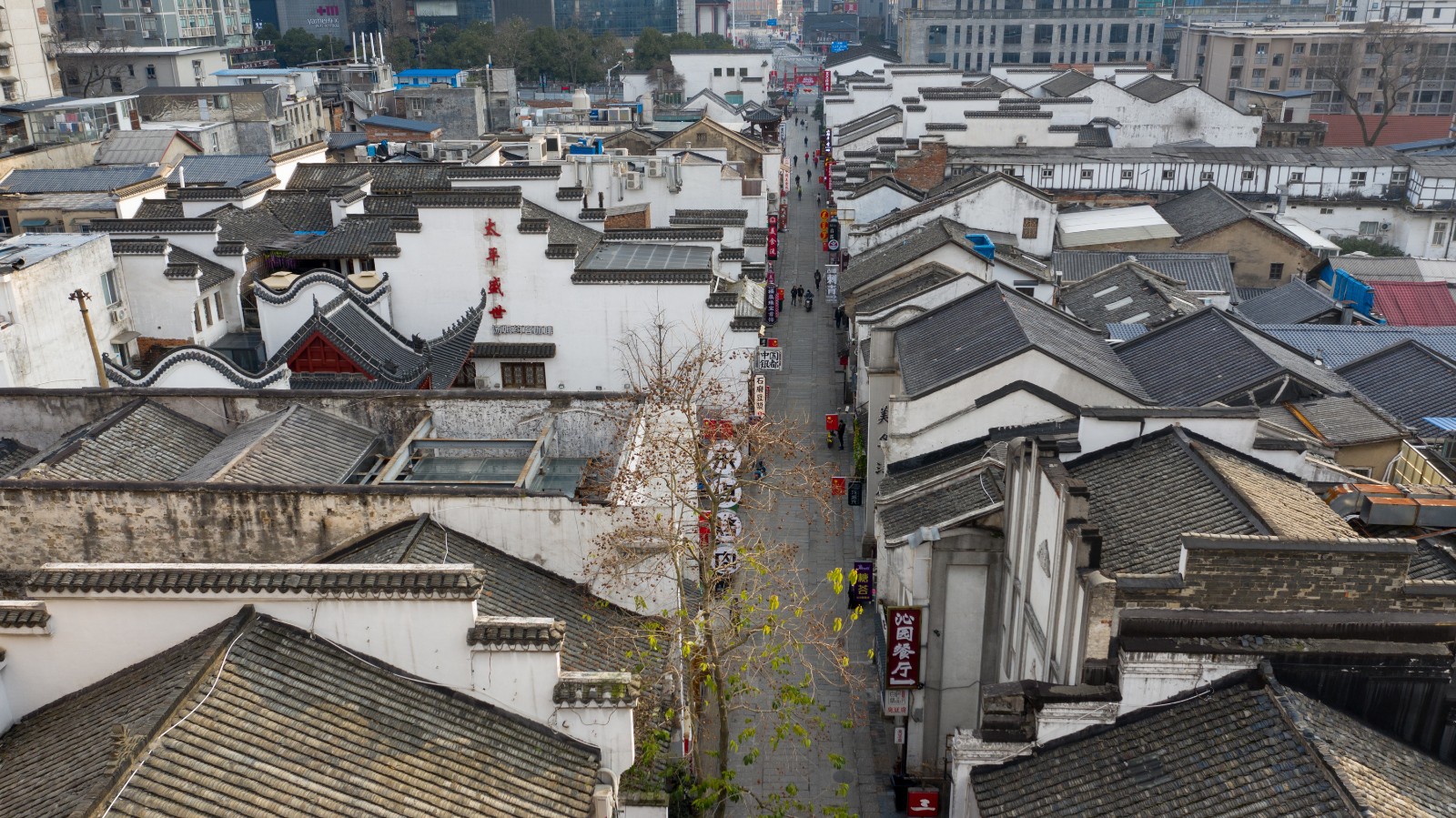  太平街紧邻湘江，长不足一里，宽不过七米，隐在长沙大小几百条街巷里，并不招摇，却是个市井繁华之地。长沙晚报全媒体记者 邹麟 摄