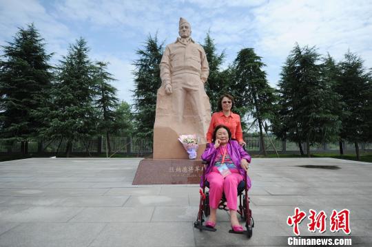 2015年，陈香梅在陈纳德将军雕像前合影留念。　杨华峰 摄