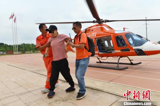 湖南衡东尿毒症患者被洪水围困 直升机8分钟解救