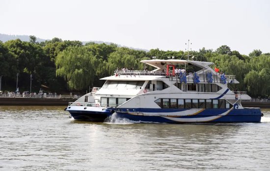 长沙橘子洲旅游码头,游客乘坐游轮