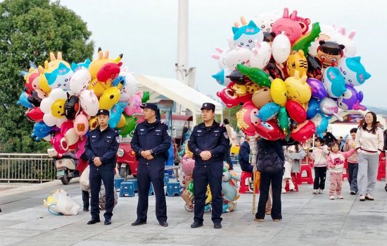 （精细化管理确保赛事期间人流车辆有序 申兴刚摄）