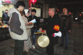 娄底新化县上梅街道东外社区的打更巡逻队给居民发放安全知识手册。图/受访者提供