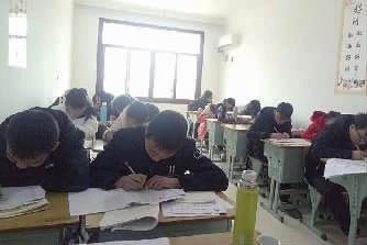 3月6日,长沙市雨花区某培训机构内数十名初中学子正埋头做英语习题。记者 陈舒仪 实习生 张娜 摄