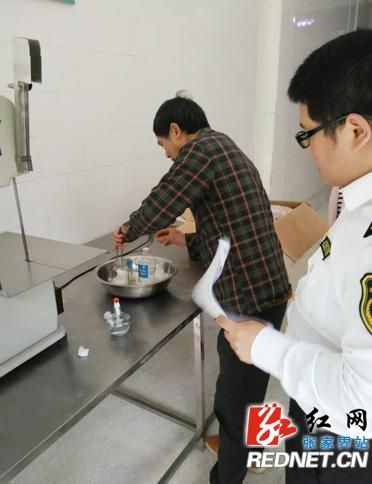 在张家界焱煌粮油食品有限公司,湖南出入境检验检疫局张家界机场办事处工作人员现场查验出口牛肉。(资料图)